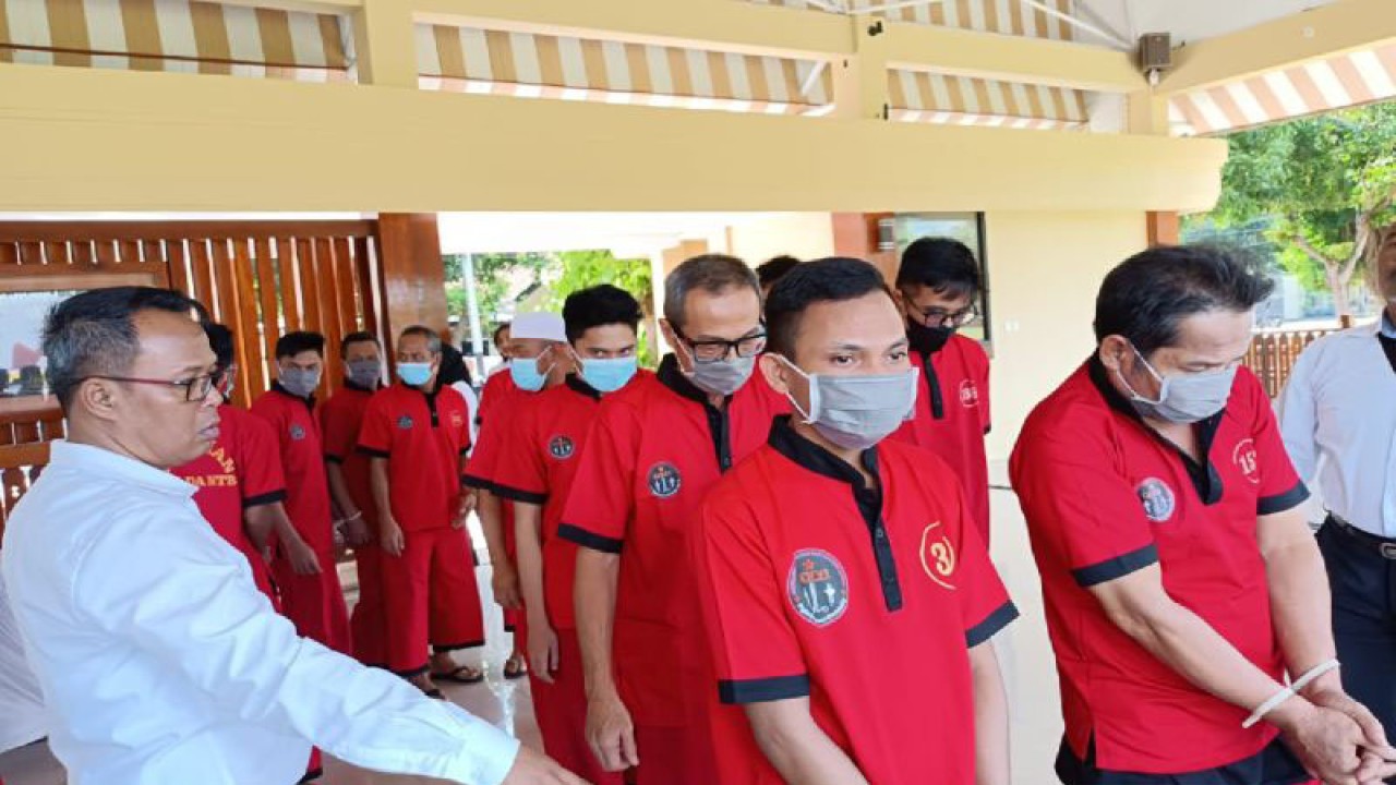 Petugas kepolisian mengawal para tersangka kasus dugaan peredaran narkoba dan obat daftar G usai mengikuti konferensi pers di Polda NTB, Mataram, Kamis (20/7/2023). (ANTARA/Dhimas B.P.)
