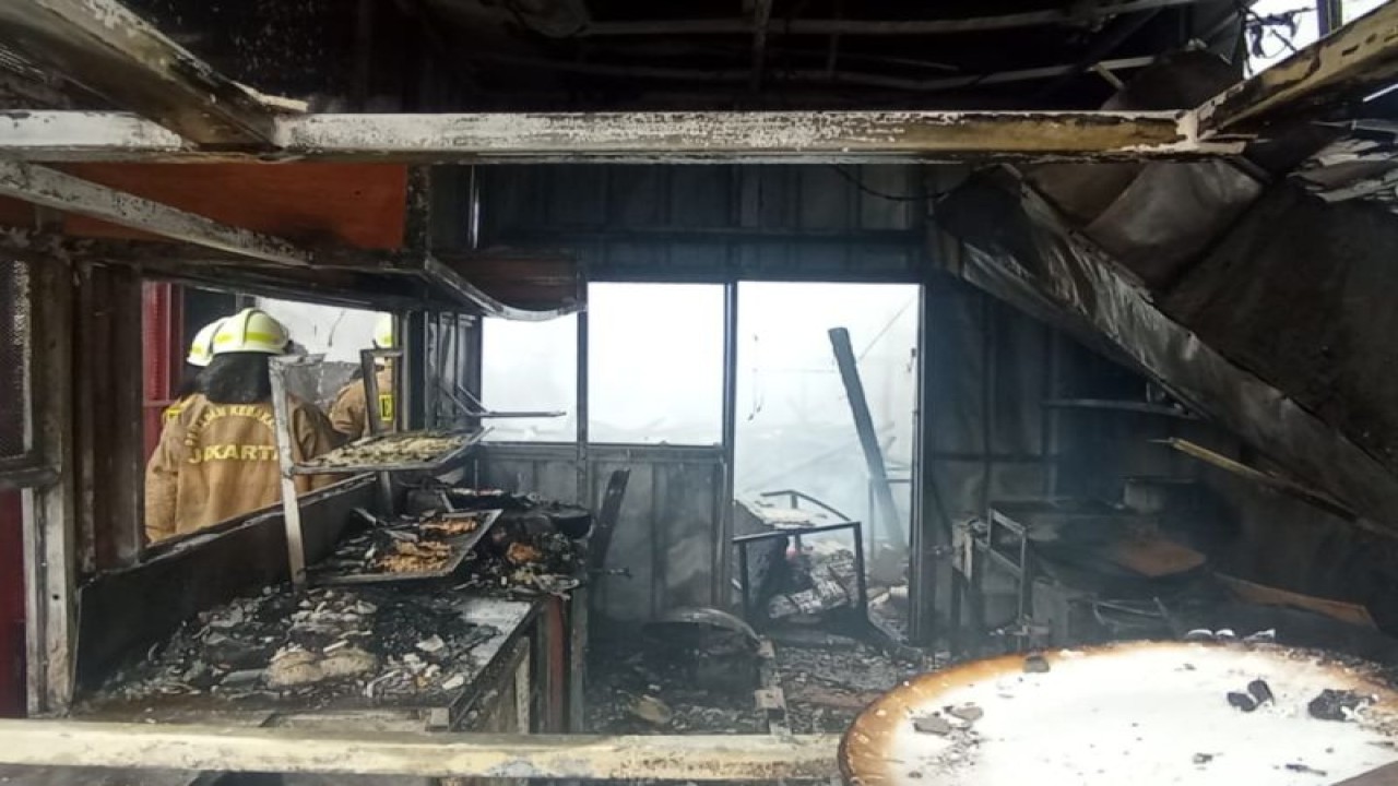 Petugas memeriksa puing-puing Warung Bakmi Jaka dan Apotek Farhana di Jalan Raya Tengah RT 005/RW 09 Kelurahan Kp Tengah, Kecamatan Kramat Jati, Jakarta Timur, yang musnah terbakar, Senin (24/7/2023). ANTARA/HO-Sudin Gulkarmat Jakarta Timur