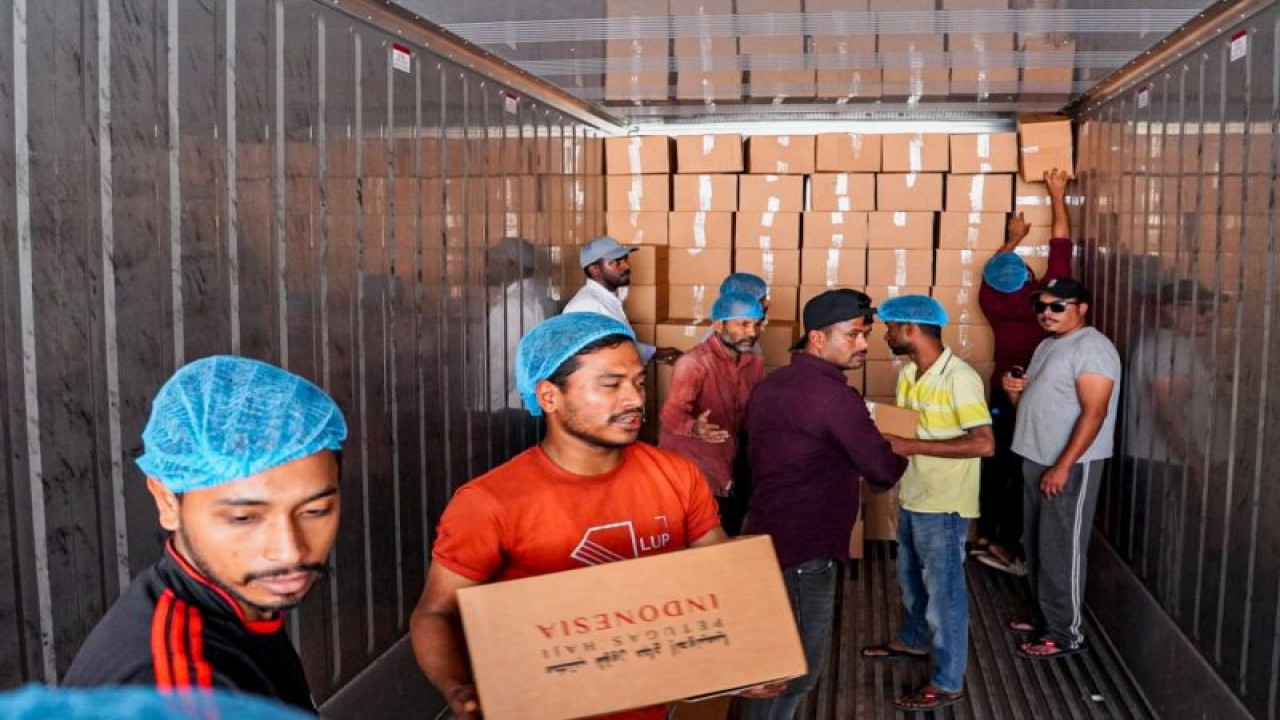 Petugas saat menyusun boks daging untuk dikirimkan ke Indonesia. (ANTARA/HO-Kemenag)