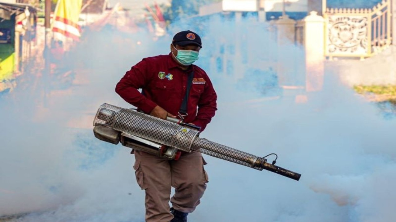 Petugas melakukan "fogging" atau pengasapan di Kelurahan Taman, Kota Madiun, Jatim sebagai upaya pencegahan demam berdarah di wilayah setempat. (ANTARA/HO-Diskominfo Kota Madiun)