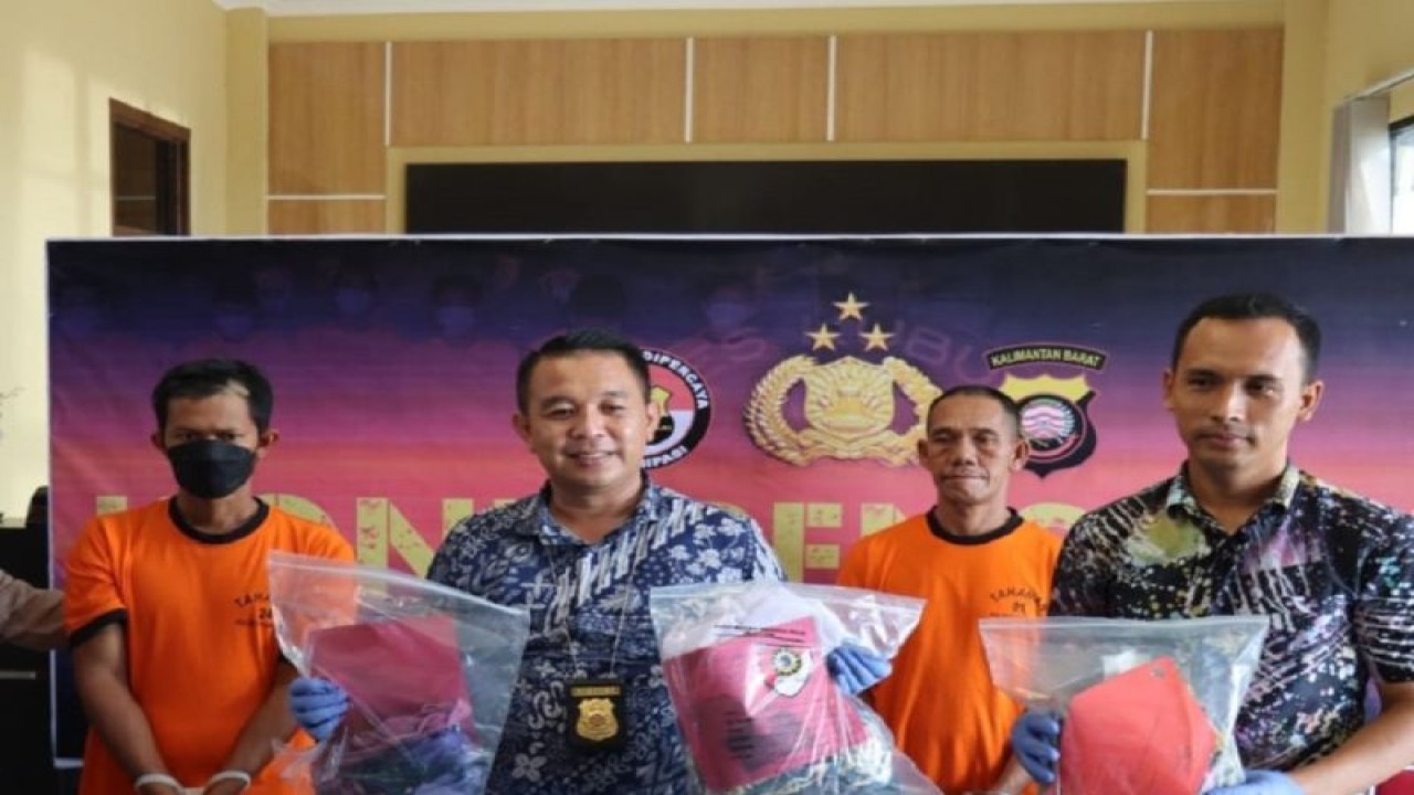 Petugas kepolisian memperlihatkan barang bukti dalam kasus pembunuhan yang dilakukan tersangka berinisial MS (36) terhadap istrinya sendiri, di Desa Sungai Rengas Kecamatan Sungai Kakap, Kabupaten Kubu Raya, Kalimantan Barat. ANTARA/HO-Humas Polres Kubu Raya. (Teofilusianto Timotius)