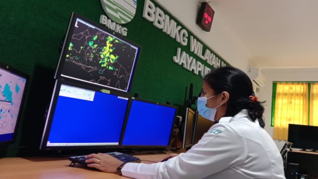 Petugas BBMKG Jayapura saat memantau kondisi cuaca (ANTARA/HO-Humas BBMKG Jayapura)