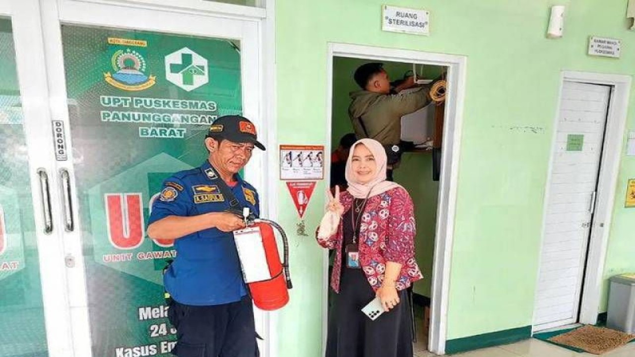 Petugas BPBD Kota Tangerang melaukukan pemeriksaan APAR di puskesmas sebagai bagian perawatan berkala. HO/BPBD Tangerang