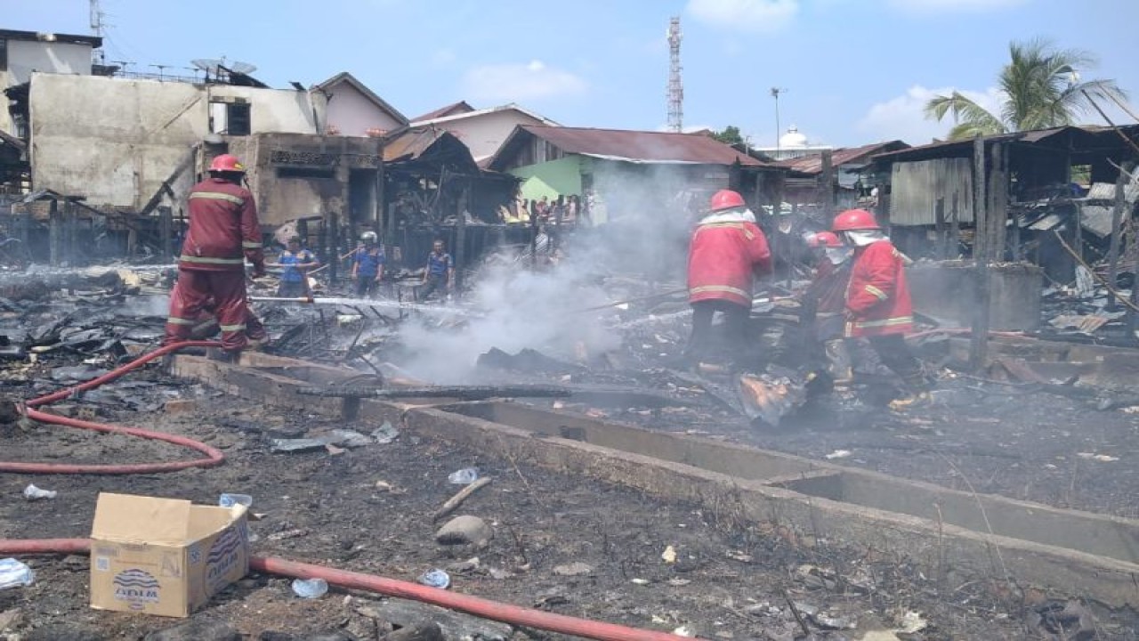 Petugas damkar memadamkan api yang menghanguskan 30 unit rumah di Kelurahan Legok, Kota Jambi, Kamis (27/7/2023). (ANTARA/HO)