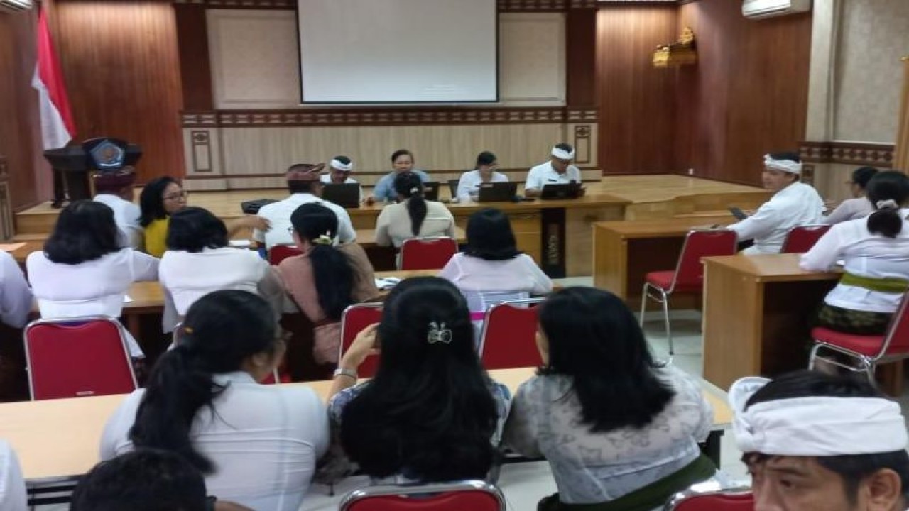 Petugas Disdukcapil Kota Denpasar melakukan sosialisasi ke Kanwil DJP Bali di Denpasar, Selasa (18/7/2023). ANTARA/HO-Pemkot Denpasar.