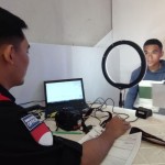 Petugas Imigrasi mengambil foto warga yang membuat paspor di salah satu pusat perbelanjaan di Ambon, Maluku. ANTARA/John Soplanit-1689057435