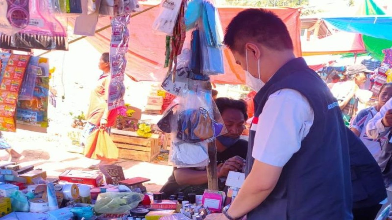 Petugas Loka POM Ende melakukan pengawasan produk kosmetik yang dijual di pasar di Ende, NTT. (ANTARA/Dokumentasi Pribadi)