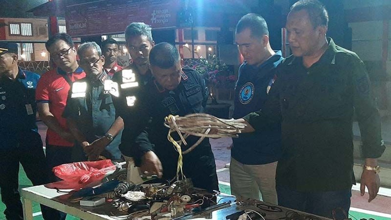 Petugas memperlihatkan barang yang disita dari kamar narapidana Lapas Kelas IIA Banda Aceh di Aceh Besar, Sabtu (16/7/2023). ANTARA/M Haris SA
