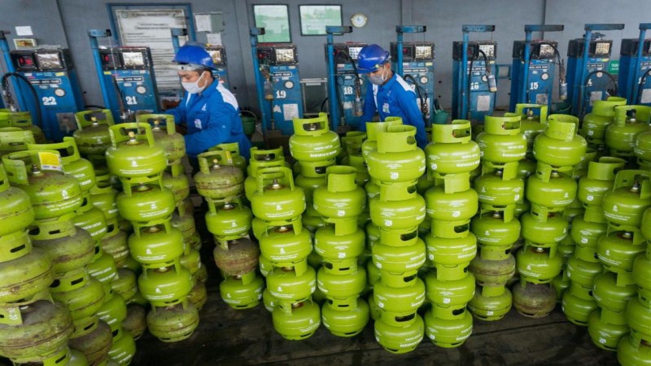 Petugas sedang melakukan pengisian gas LPG bersubsidi 3 kilogram. ANTARA/HO-Pertamina Patra Niaga