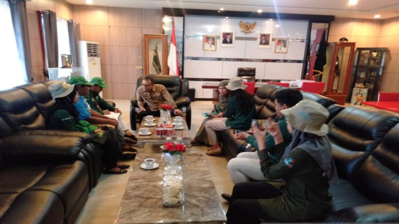 Petugas ST 2023 sedang melakukan pendataan kepada Wakil Bupati Bangka Syahbudin. ANTARA/Kasmono