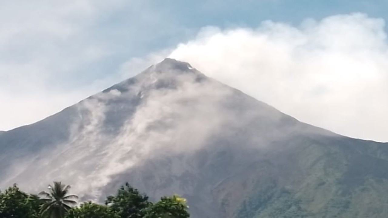 Ketua Pos Pengamatan Gunung Api (PGA), Yudia P Tatipang menyebutkan, aktivitas gempa guguran Karangetang di Pulau Siau, Kabupaten Kepulauan Sitaro, Sulawesi Utara, masih tinggi. Tampak guguran lava meluncur dari tubuh gunung pada Kamis (13/7). ANTARA/HO-Pos PGA Karangetang (1)