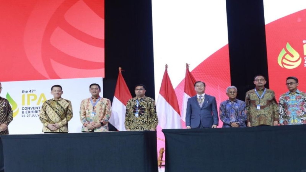 Suasana penandatanganan kontrak kerja sama (KKS) antara Pertamina Hulu Energi North East Java dan PT Posco International ENP Indonesia (Posco ENP) dalam mengelola Wilayah Kerja (WK) Bunga di ICE, BSD City, Tangerang, Banten, Selasa (25/7/2023). ANTARA/HO-Subholding Upstream Pertamina