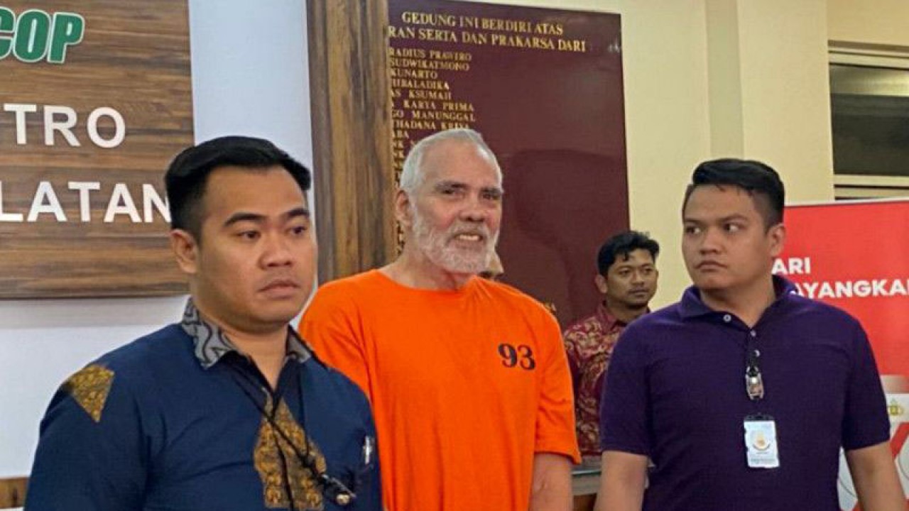 Aktor senior Pierre Gruno (61) jadi tersangka kasus penganiayaan, Jakarta, Jumat (14/7/2023). ANTARA/Luthfia Miranda Putri