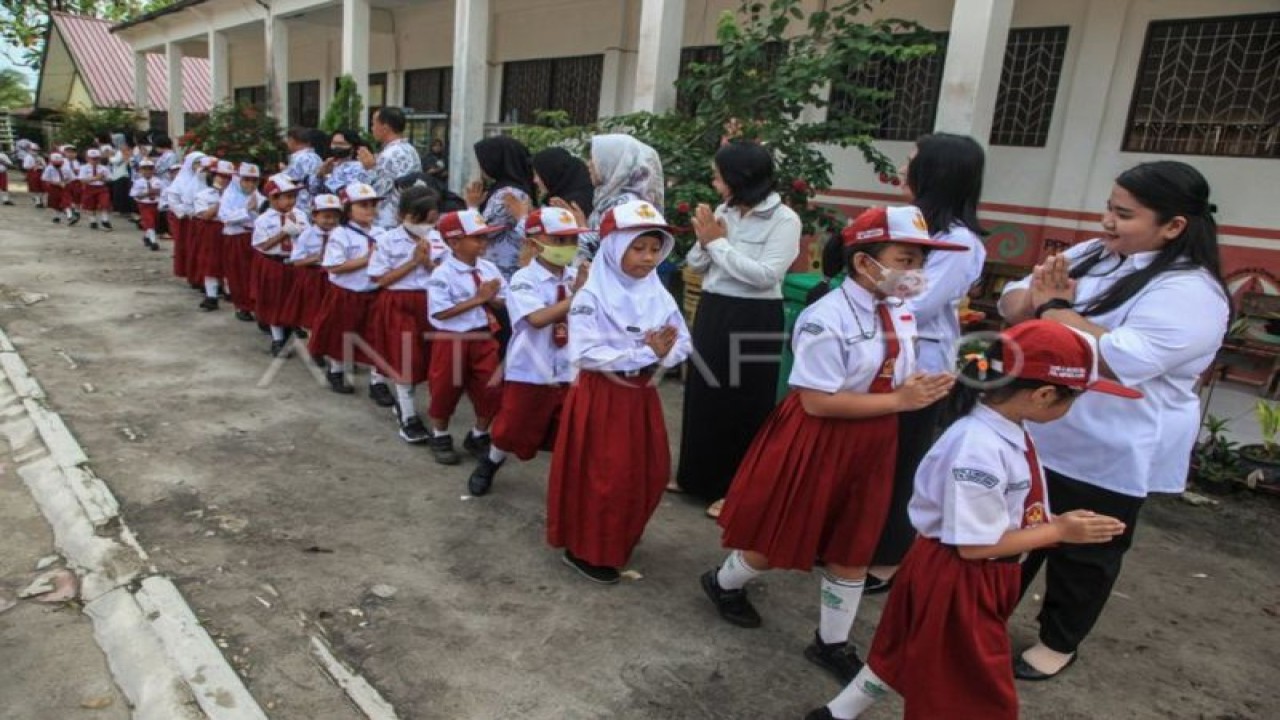 Ilustrasi - Sejumlah guru saling memberi salam kepada siswa saat hari pertama masuk sekolah setelah libur Lebaran di SD Negeri 4 Menteng, Palangka Raya, Kalimantan Tengah, Selasa (2/5/2023). (ANTARA FOTO/Makna Zaezar/tom.)