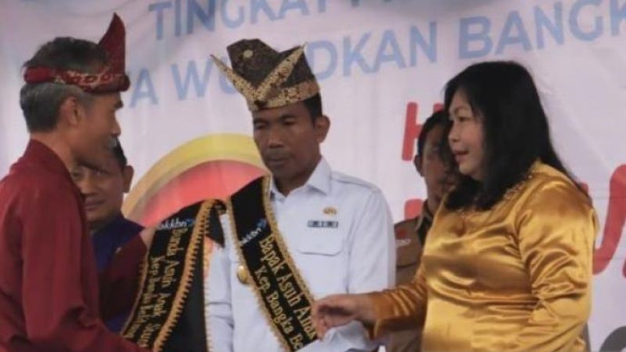 BKKBN Kepulauan Bangka Belitung mengukuhkan Penjabat Gubernur Kepulauan Babel Suganda Pandapotan Pasaribu beserta Pj Ketua TP-PKK Kepulauan Babel Maya Suganda Pasaribu sebagai bapak dan bunda asuh anak stunting di Desa Kacung, Kamis (20/7/2023). (FOTO ANTARA/ HO-Humas Diskominfo Babel)