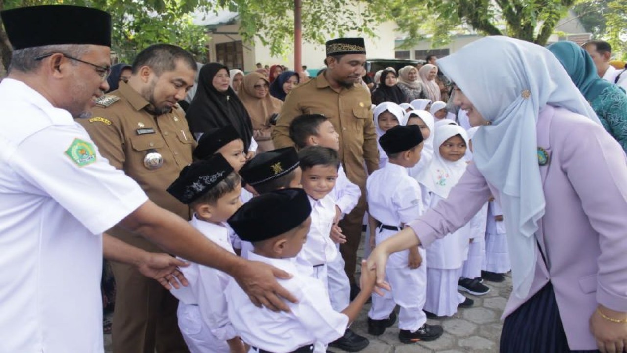 Bunda PAUD Aceh Ayu Marzuki bersama Bunda Paud Aceh Besar Cut Rezky Handayani dan Pj Bupati Aceh Besar meninjau penerapan masa perkenalan sekolah bagi peserta didik pada hari pertama masuk sekolah, di MIN 5 Aceh Besar, Senin (17/7/2023). (ANTARA/HO-MC Pemkab Aceh Besar)