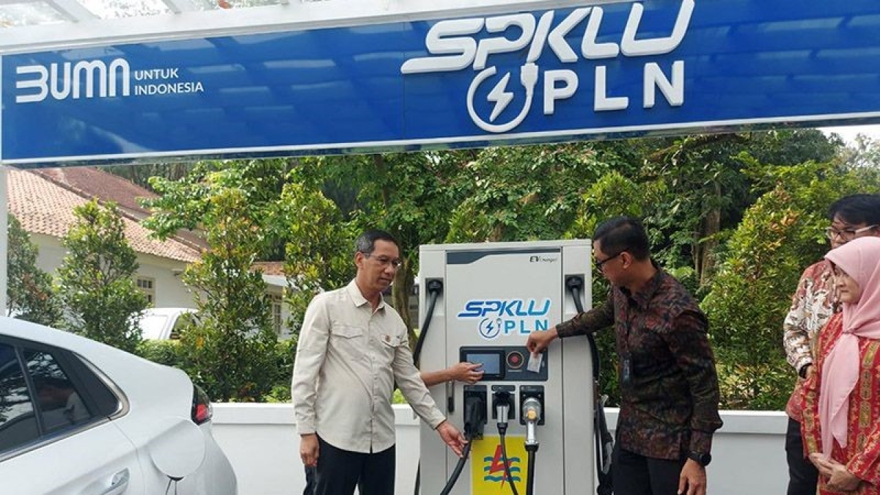 Heru Budi Hartono dan Direktur Utama PT PLN (Persero) Darmawan Prasodjo. ANTARA/Mentari Dwi Gayati/aa.