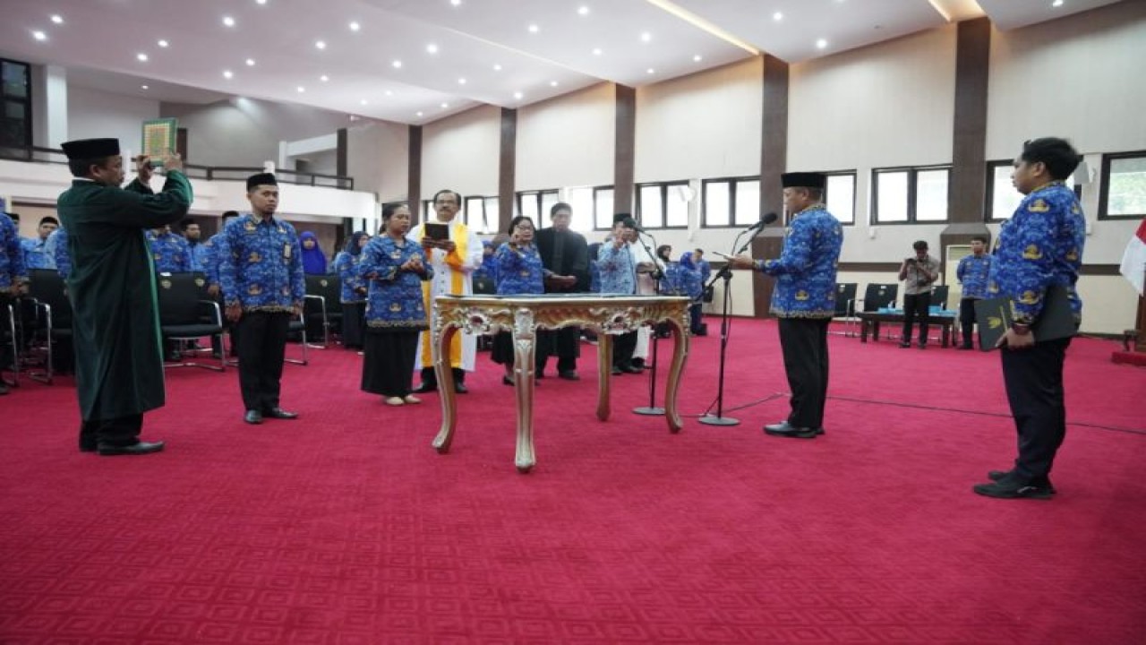 Pj Sekda Sulsel Andi Darmawan Bintang melantik 112 pejabat fungsional di Makassar, Senin,(17/7/2023).ANTARA/HO-Humas Pemprov Sulsel