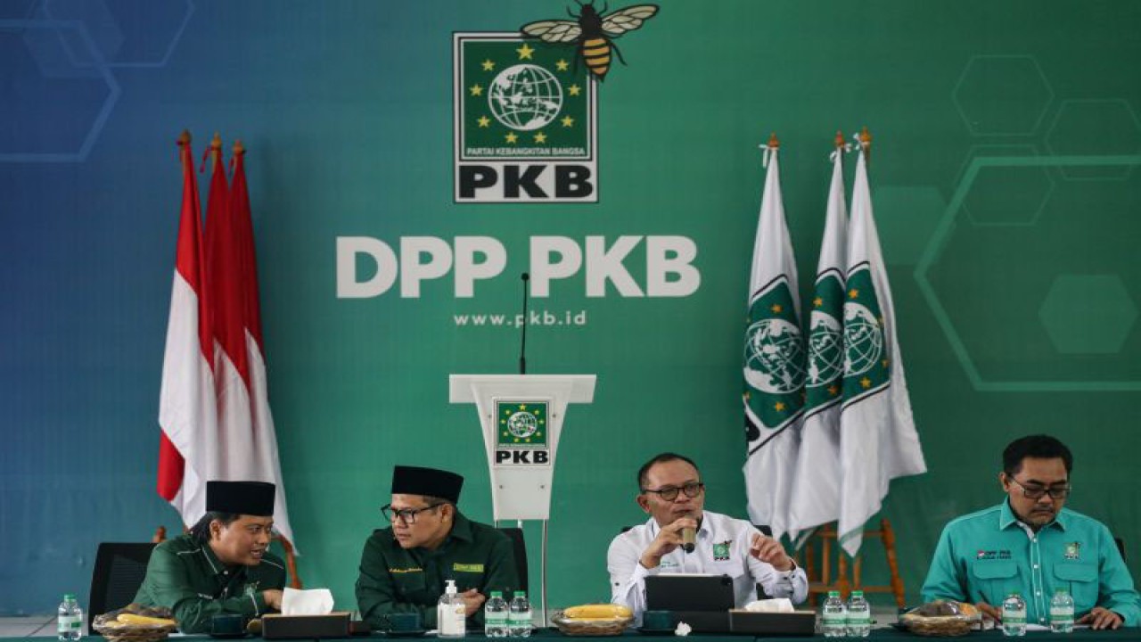 Ketua Umum Partai Keadilan Bangsa (PKB) Muhaimin Iskandar (kedua kiri), Wakil Ketua Umum PKB Jazilul Fawaid (kanan), Ketua DPP PKB Yusuf Chudlori (kiri), Wakil Ketua Umum PKB Hanif Dhakiri (kedua kanan) mengikuti Rapat Pleno Pemenangan Pilpres dan Pileg di Kantor DPP PKB, Jakarta, Senin (19/6/2023). ANTARA FOTO/Fauzan/rwa. (ANTARA FOTO/FAUZAN)