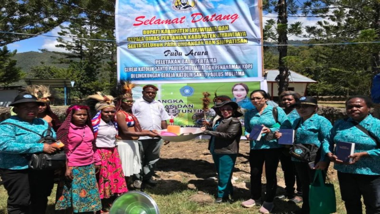 Ketua PKK Kabupaten Jayawijaya Yustina Yeni Banua saat memberikan peralatan masak secara simbolis ke pada perwakilan ibu-ibu di Distrik Muliama Kabupaten Jayawijaya, Provinsi Papua Pegunungan, Selasa (26/7). (FOTO ANTARA/HO- HUMAS TP PKK Jayawijaya)