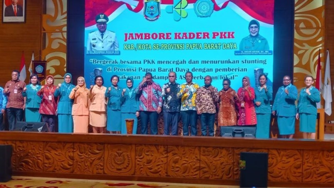 Tim Penggerak PKK pose bersama usai pembukaan kegiatan jambore kader PKK, Jumat (21/7) di ACC Aimas, Kabupaten Sorong. (ANTARA/Yuvensius Lasa Banafanu)