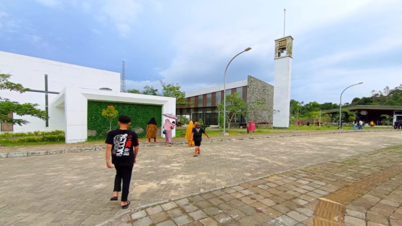 Wisatawan saat berwisata di area PLBN Aruk, kawasan perbatasan Kabupaten Sambas, Kalimantan Barat dengan Sarawak, Malaysia, Senin (3/7/2023). (FOTO ANTARA/Kajul)