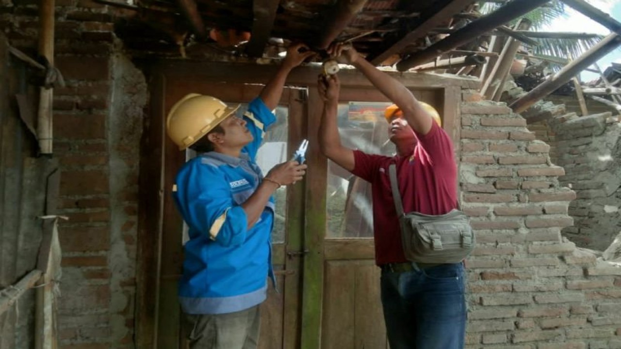 Petugas PLN memulihkan sistem kelistrikan di rumah warga setelah terjadi gempa di Kabupaten Bantul, DIY. ANTARA/HO-PLN