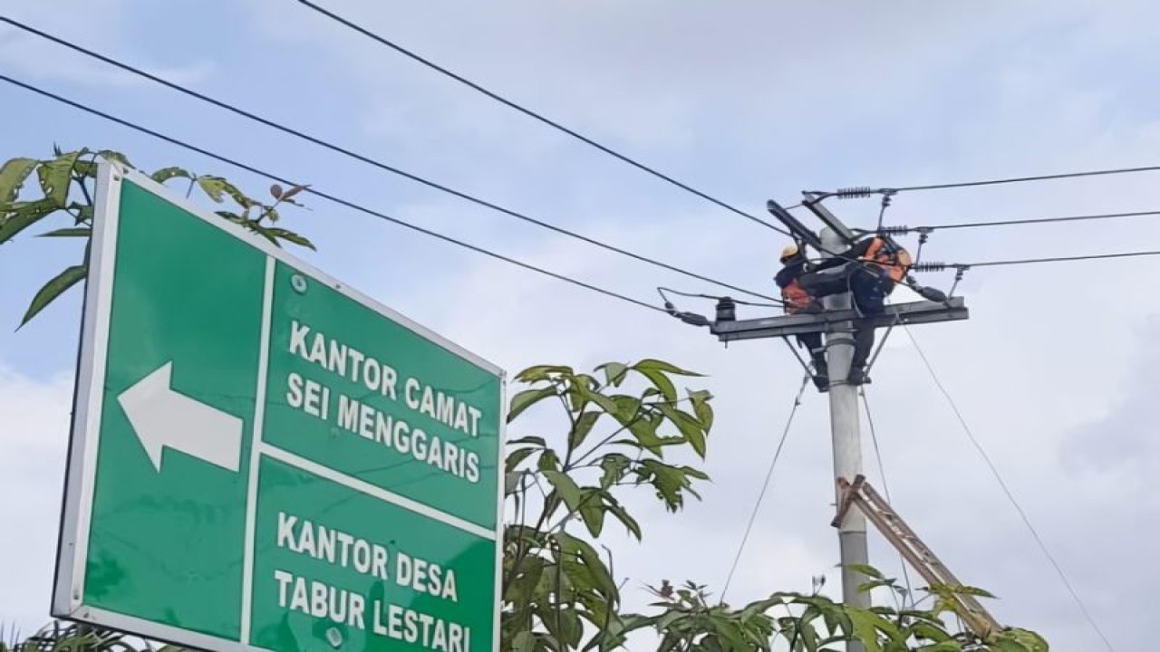 Petugas PLN tengah beraktivitas di Kecamatan Sei Menggaris Kabupaten Nunukan, Provinsi Kalimantan Utara. ANTARA/HO-PLN UID Kaltimra