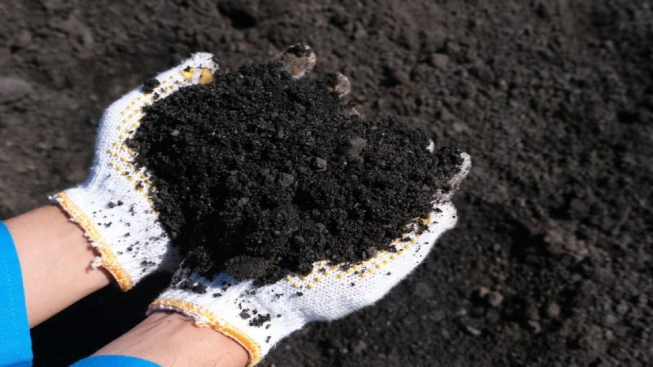 Ilustrasi. Fly Ash Bottom Ash (FABA) hasil pembakaran batu bara di PLTU PLN yang di manfaatkan sebagai bahan campuran pembuatan konstruksi bahan bangunan. ANTARA/HO- Humas PLN