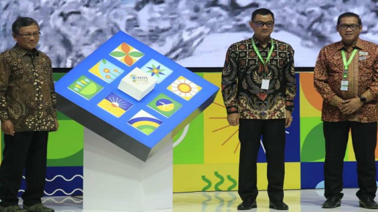 Menteri ESDM Arifin Tasrif (kiri), Dirut PLN Darmawan Prasodjo (tengah), dan Ketua Umum Masyarakat Energi Terbarukan Indonesia (METI) Wiluyo Kusdwiharto saat pembukaan acara EBTKE ConEx di Tangerang, Rabu (12/7/2023). ANTARA/HO-PLN