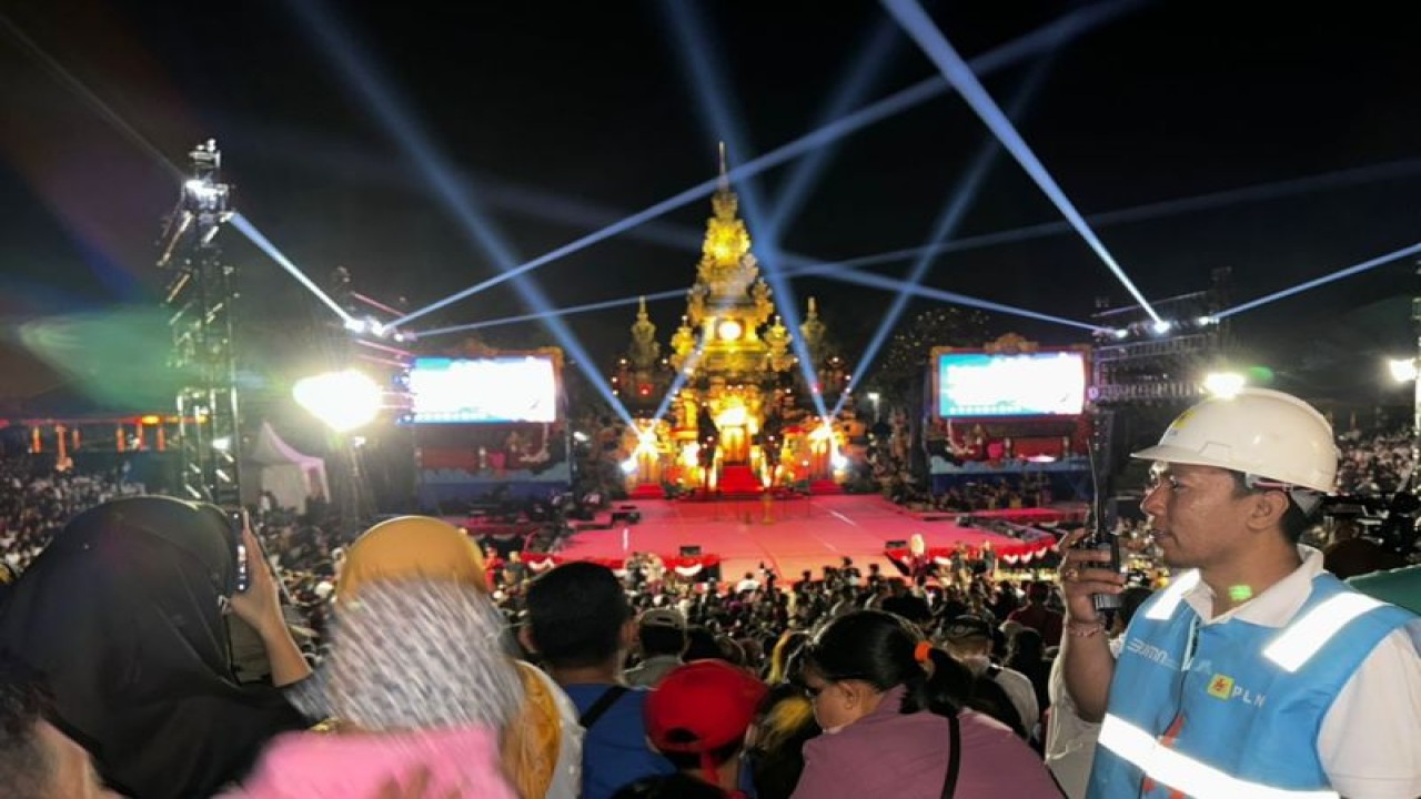 Seorang personel PT PLN UID Bali berbicara dengan rekannya melalui sambungan walki talkie saat pementasan seni pada Pesta Kesenian Bali di Taman Budaya Bali, Denpasar. ANTARA/HO-Humas PLN UID Bali