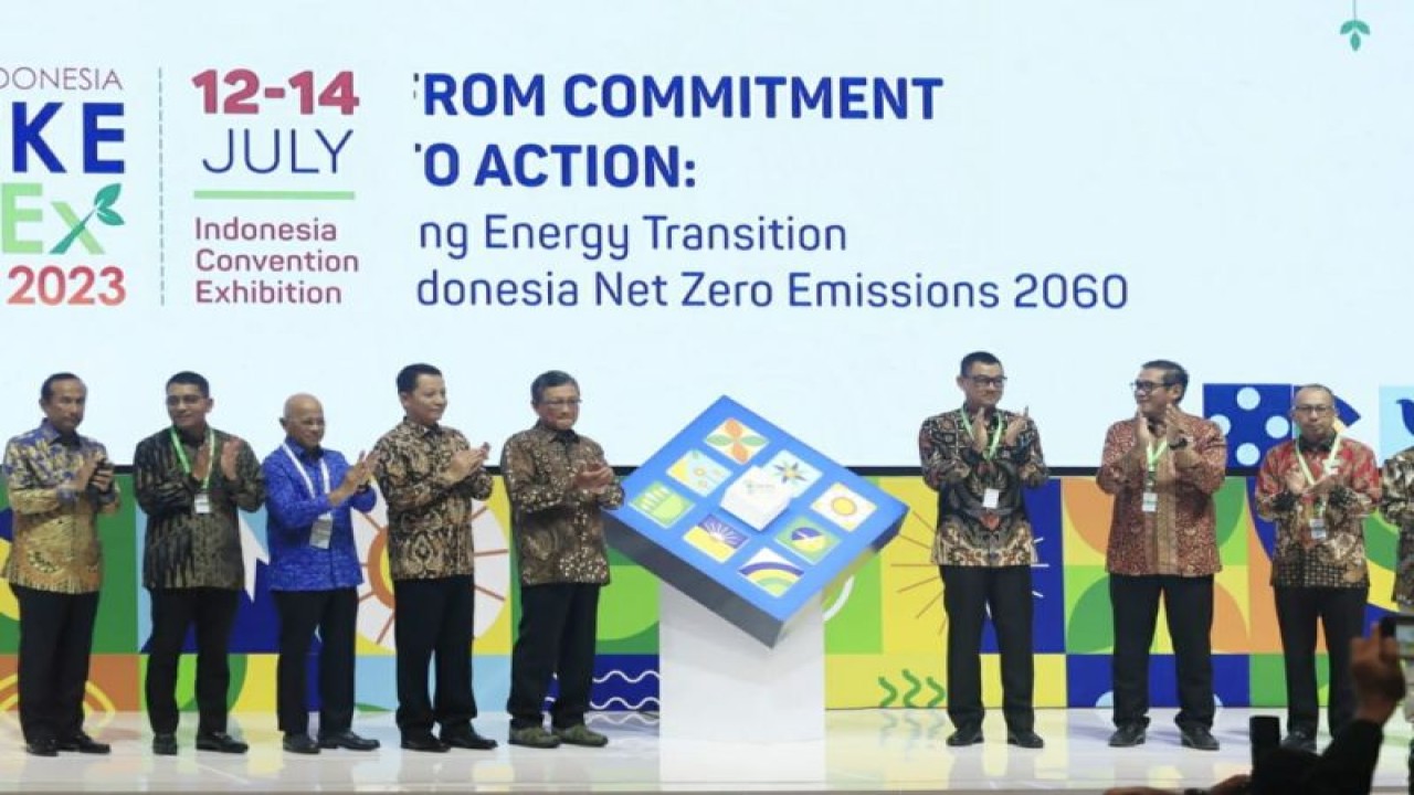 Menteri ESDM Arifin Tasrif (kelima dari kiri) dan Dirut PLN Darmawan Prasodjo (keempat dari kanan) saat menghadiri pembukaan acara Indonesia EBTKE Conference and Exhibition (ConEx) 2023 di ICE BSD, Tangerang, Banten, Rabu (12/7/2023). ANTARA/HO-PLN