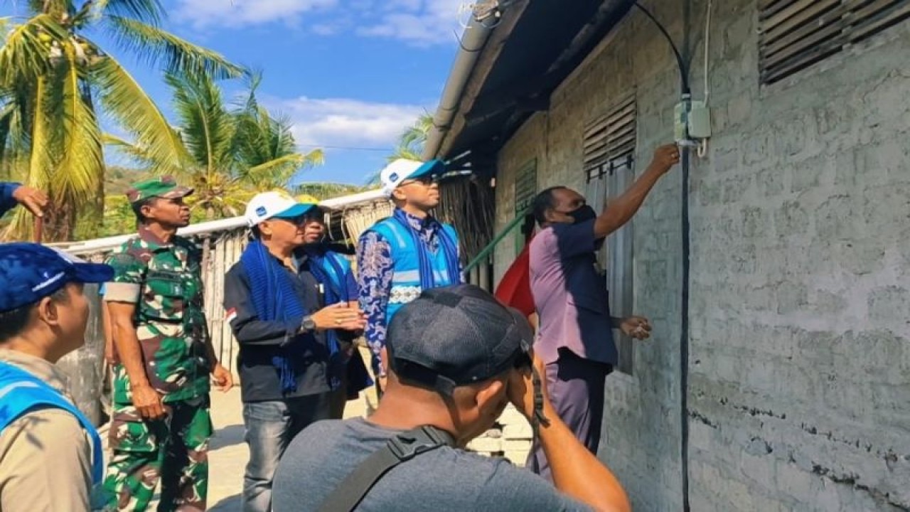 Bupati Alor Amon Djobo menyalakan meteran listrik disaksikan jajaran PLN Unit Induk Wilayah NTT pada salah satu rumah warga yang telah teraliri listrik PLN di Pulau Pantar, Kabupaten Alor. (ANTARA/HO-Humas PLN UIW NTT)