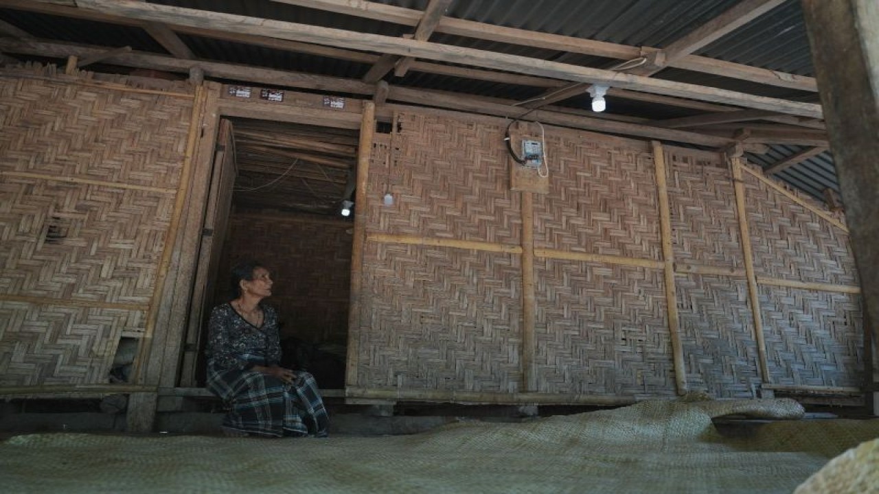 Seorang warga di Kabupaten Sumba Tengah, NTT, sedang duduk menyaksikan lampu yang menyala di rumahnya setelah tersambung jaringan listrik oleh PLN Unit Induk Wilayah NTT. ANTARA/HO-Humas PLN UIW NTT.