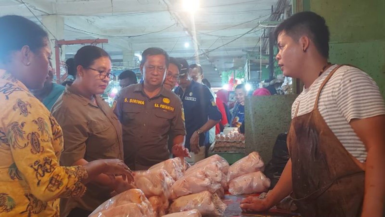 Pelaksana Tugas (Plt) Asisten Bidang Perekonomian dan Kesejahteraan Rakyat Setda Provinsi Papua Suzana Wanggai saat melakukan sidak ayam potong beberapa bulan lalu di Pasar Hamadi Kota Jayapura, Papua. (ANTARA/Qadri Pratiwi)