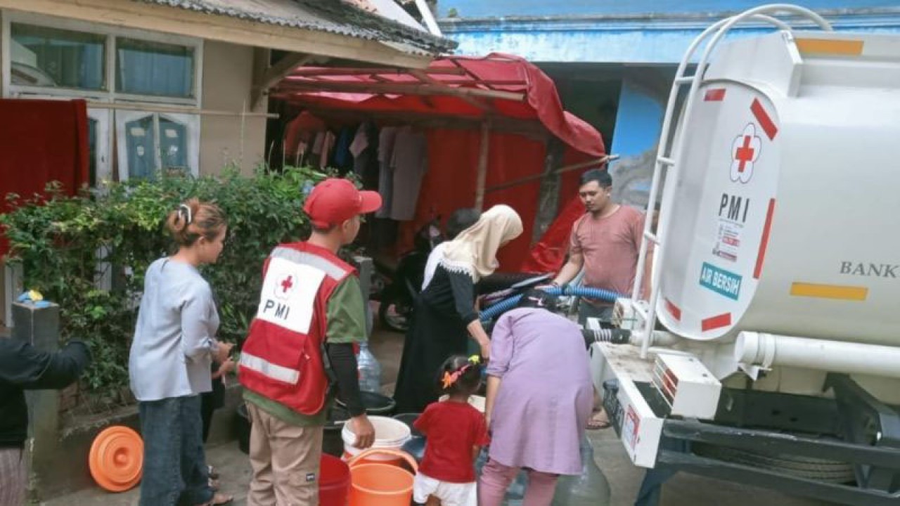 Penyintas gempa Cianjur, Jawa Barat, mengantre untuk mendapatkan air bersih dari truk tangki Palang Merah Indonesia yang sudah beroperasi sejak tujuh bulan lalu.(ANTARA/Ahmad Fikri).