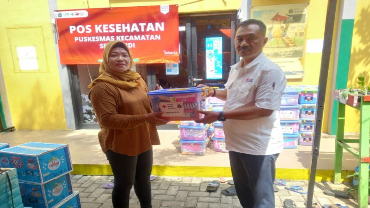 Palang Merah Indonesia (PMI) Jakarta Selatan memberikan bantuan seragam sekolah kepada anak-anak penyintas kebakaran di Jalan Subur Ujung, RT 16/RW 09, Menteng Atas, Setiabudi, Jakarta, Selasa (11/7/2023). ANTARA/HO-PMI Jakarta Selatan