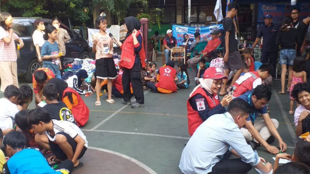 Sebanyak 100 orang penyintas kebakaran di Duri Utara, Tambora, Jakarta Barat, yang terdiri dari anak-anak dan dewasa mengikuti kegiatan penyembuhan trauma, Selasa (11/7/2023). ANTARA/Risky Syukur