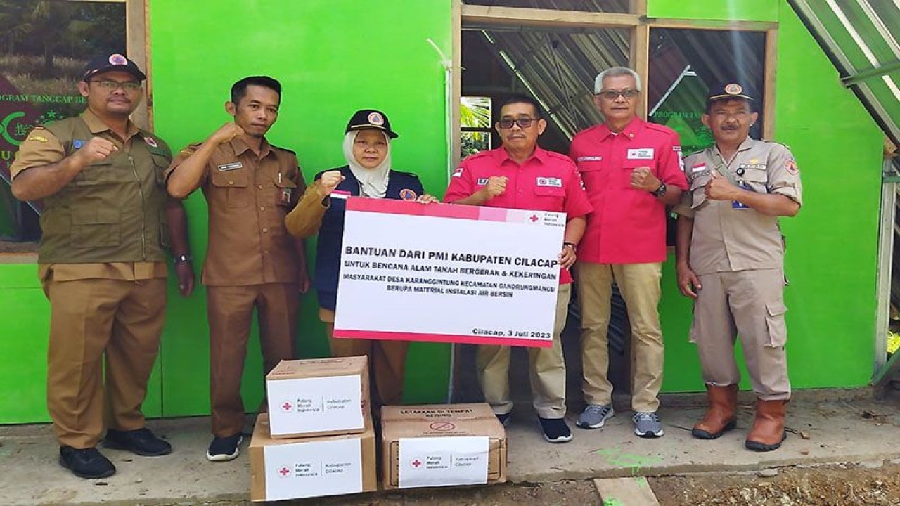 Ketua PMI Kabupaten Cilacap Farid Ma'ruf (tiga dari kanan) menyerahkan secara simbolis bantuan material instalasi air bersih kepada Plt Kepala Pelaksana BPBD Kabupaten Cilacap Erna Suharyati di lokasi hunian sementara (huntara) Desa Karanggintung, Kecamatan Gandrungmangu, Cilacap, Senin (3/7/2023). ANTARA/HO-PMI Cilacap