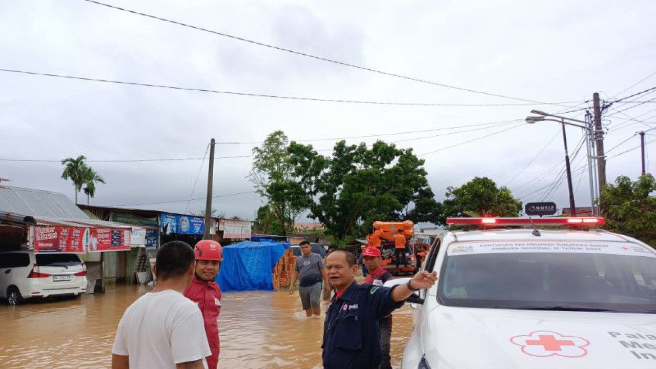Relawan PMI Padang bantu masyarakat terdampak banjir. (ANTARA/HO-PMI Padang)