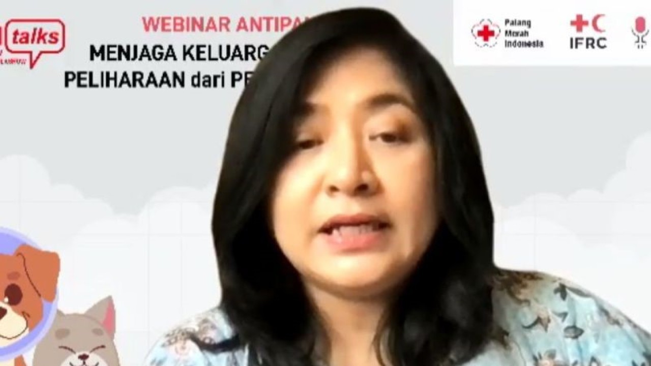 Tangkapan layar Ketua Bidang Kesehatan dan Sosial PMI Cri Sajjana Prajna Wekadigunawandalam diskusi bertajuk "Menjaga Keluarga dan Hewan Peliharaan dari Penularan Rabies" yang diikuti secara daring di Jakarta, Jumat (21/7/2023). (ANTARA/Sean Filo Muhamad)