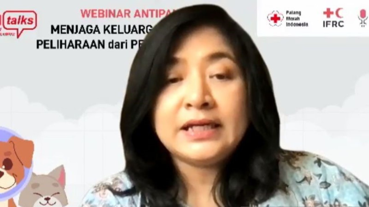 Tangkapan layar Ketua Bidang Kesehatan dan Sosial Palang Merah Indonesia (PMI) Cri Sajjana Prajna Wekadigunawan, dalam diskusi bertajuk Menjaga Keluarga dan Hewan Peliharaan dari Penularan Rabies yang diikuti secara daring di Jakarta, Jumat (21/7/2023). (ANTARA/Sean Filo Muhamad)