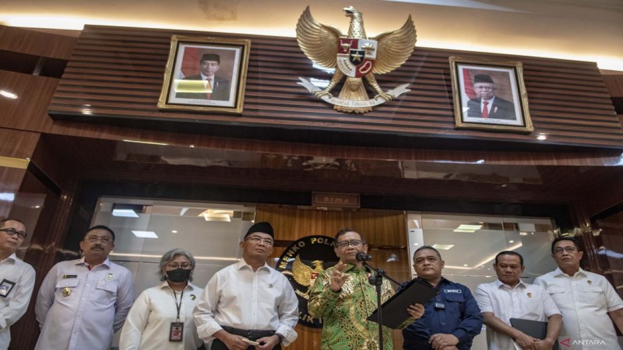 Menkopolhukam Mahfud MD (tengah) bersama Menko PMK Muhadjir Effendy (ketiga kiri), Kepala BP2MI Benny Rhamdani (ketiga kanan), Wakabareskrim Polri Irjen Pol Asep Edi Suheri (kedua kanan) yang didampingi pejabat Satgas TPPO memberikan keterangan kepada media terkait penanganan Tindak Pidana Perdagangan Orang (TPPO) di kantor Kemenko Polhukam, Jakarta, Selasa (4/7/2023). Satgas TPPO berhasil menyelamatkan 1.943 korban dan menetapkan 698 tersangka, sepanjang 5 Juni-3 Juli 2023.Ê ANTARA FOTO/Muhammad Adimaja/Spt.