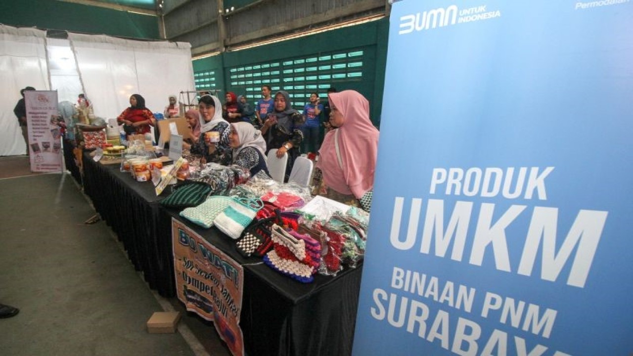 Nasabah PNM Mekaar mengikuti pelatihan Pengembangan Kapasitas Usaha Akbar di Gedung Bulutangkis, GOR Delta Sidoarjo, Jawa Timur, Sabtu (11/3/2023). ANTARA FOTO/Umarul Faruq/foc
