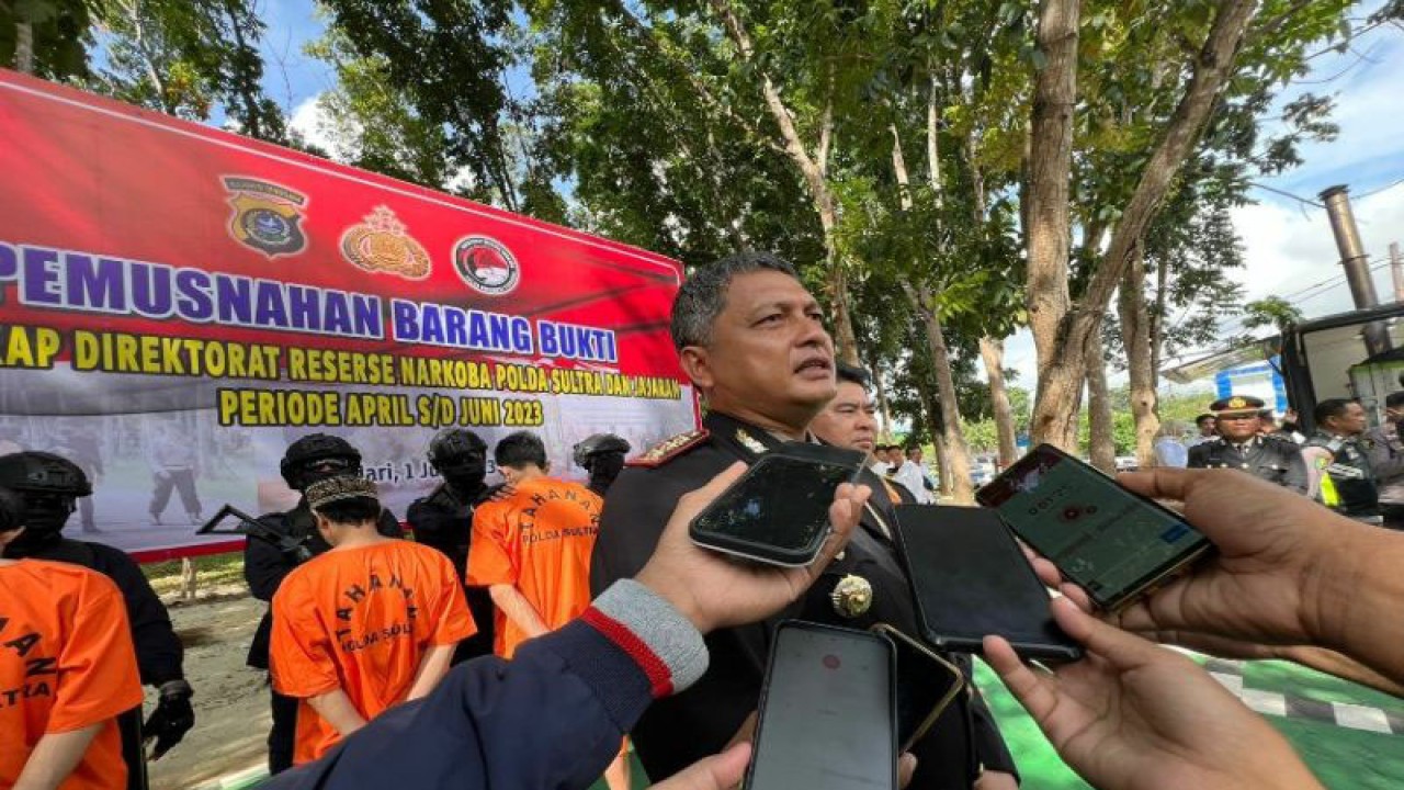 Direktur Reserse Narkoba Polda Sultra Kombes Pol Bambang Tjahjo Bawono saat diwawancara terkait pemusnahan 4,1 kilogram narkotika jenis sabu-sabu di Kendari, Sabtu (1/7/2023) (ANTARA/Harianto)