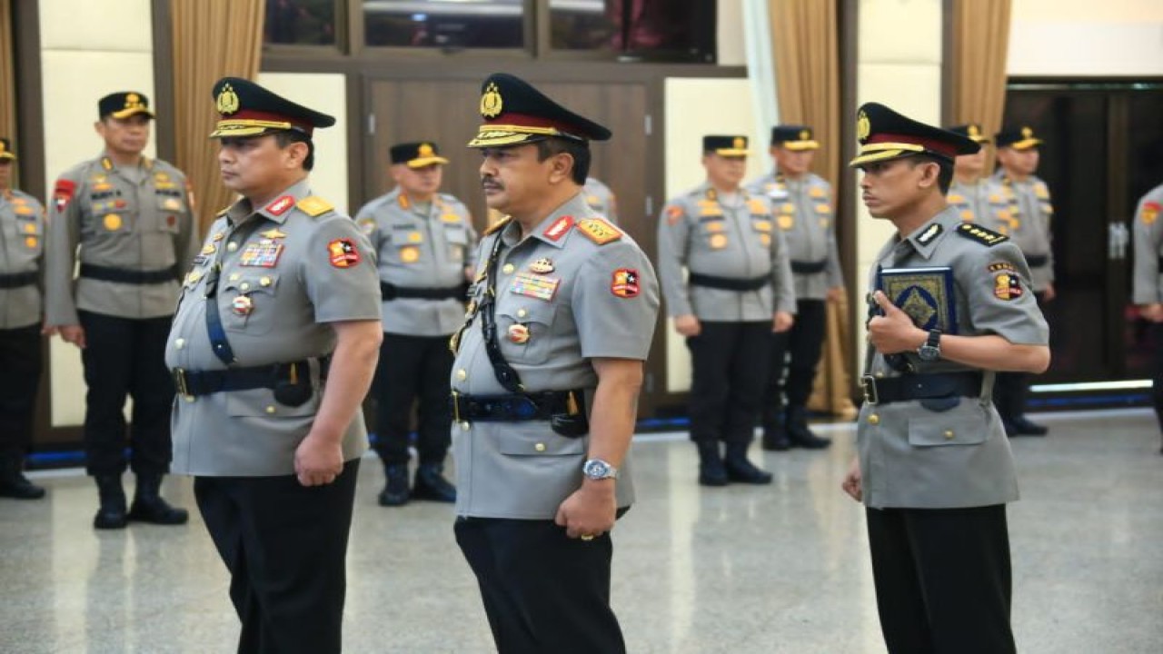 Komjen Pol. Gatot Eddy Pramono dan Komjen Pol. Agus Andrianto mengikuti upacara serah terima jabatan di Rupatama Mabes Polri, Jakarta, Sabtu (3/7/2023). (ANTARA/HO-Humas Polri)