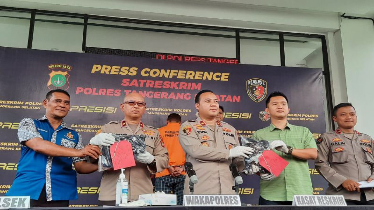 Waka Polres Tangerang Selatan Kompol Yudi Permadi saat menunjukan barang bukti kasus penusukan WNA Nigeria. (ANTARA/Azmi Samsul Maarif)