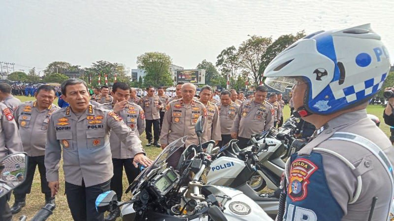 Irwasum Polri Komjen Pol. Ahmad Dofiri melakukan pengecekan pasukan untuk persiapan pengamanan Pemilu 2024 di halaman Barigas Polda setempat, Kota Palangka Raya, Selasa (18/7/2023). ANTARA/Adi Wibowo