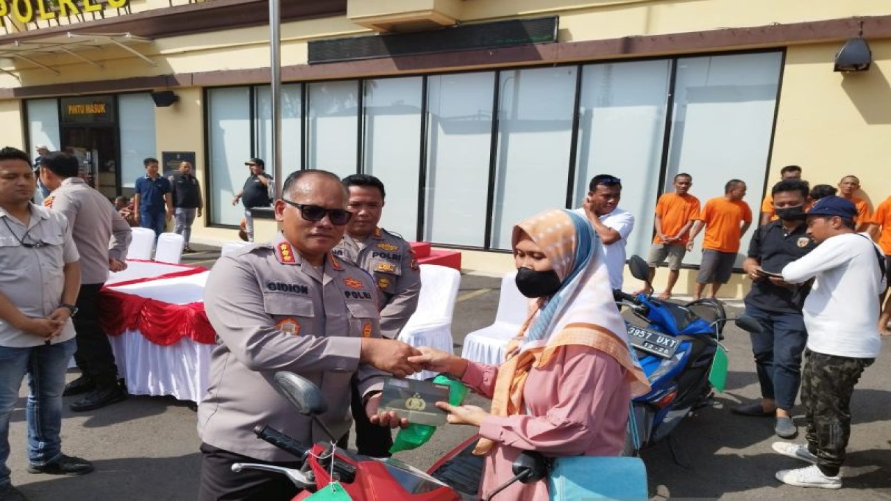 Kepala Polres Metro Jakarta Utara Kombes Pol Gidion Arif Setyawan (kiri) mengembalikan sepeda motor warga yang dicuri pencuri usai disita sebagai barang bukti sejumlah kasus pencurian di wilayah Jakarta Utara pada Kamis (20/7/2023). ANTARA/Abdu Faisal