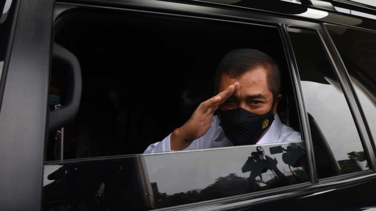 Kepala Badan Reserse Kriminal Polri Irjen Pol Agus Andrianto memberikan hormat usai berkoordinasi dengan pimpinan Komisi Pemberantasan Korupsi (KPK) di Gedung Merah Putih KPK, Jakarta, Kamis (4/3/2021). ANTARA FOTO/Indrianto Eko Suwarso/aww.